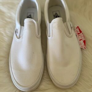 ⚡️NWT Men’s 11.5 White slip on Vans